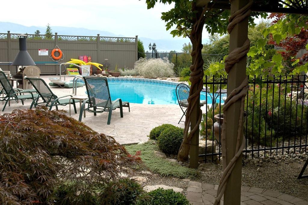 A Vista Villa Couples Retreat Kelowna Habitación foto